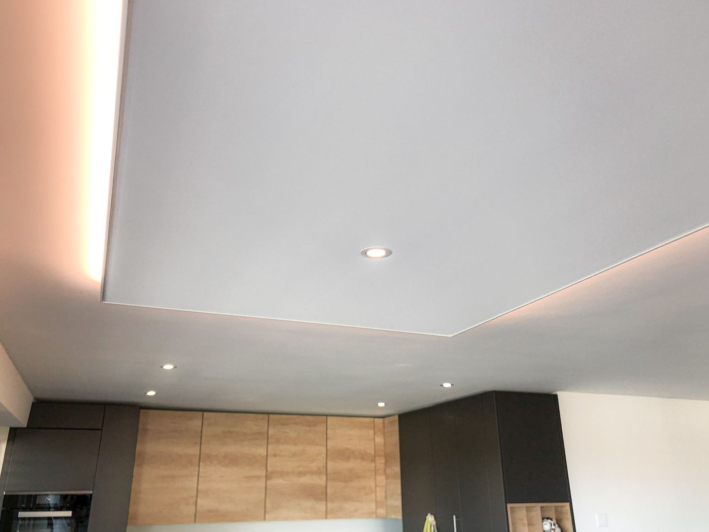 Plafonnier en toile avec intégration de leds et de spots